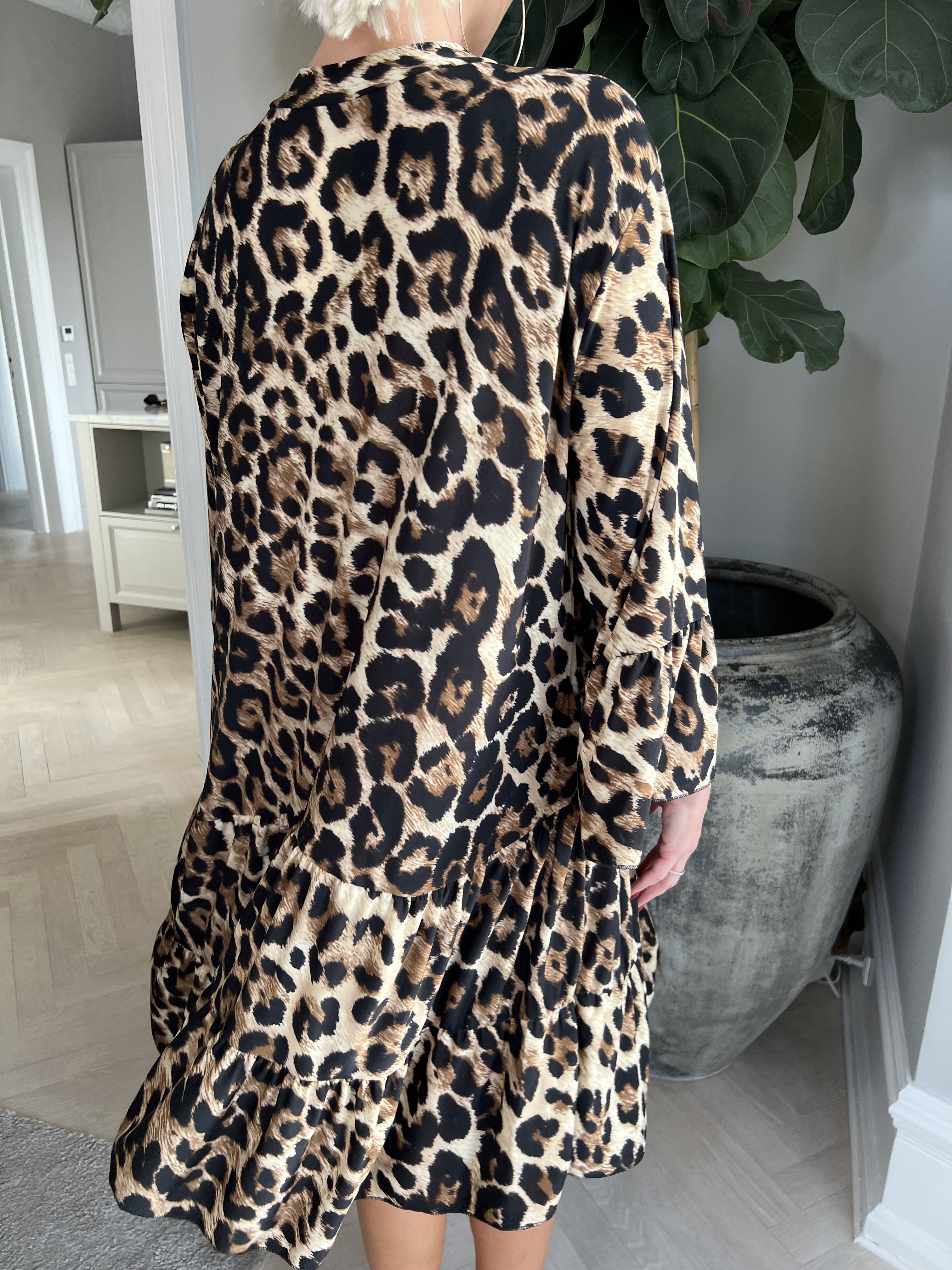 Pauline Leo - Klänning med v-ringning och liten volangkjol